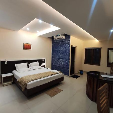 Issacs Regency Hotel Sultan Bathery Exterior foto