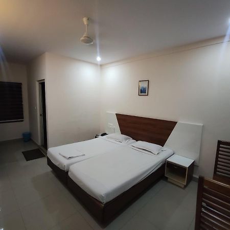 Issacs Regency Hotel Sultan Bathery Exterior foto