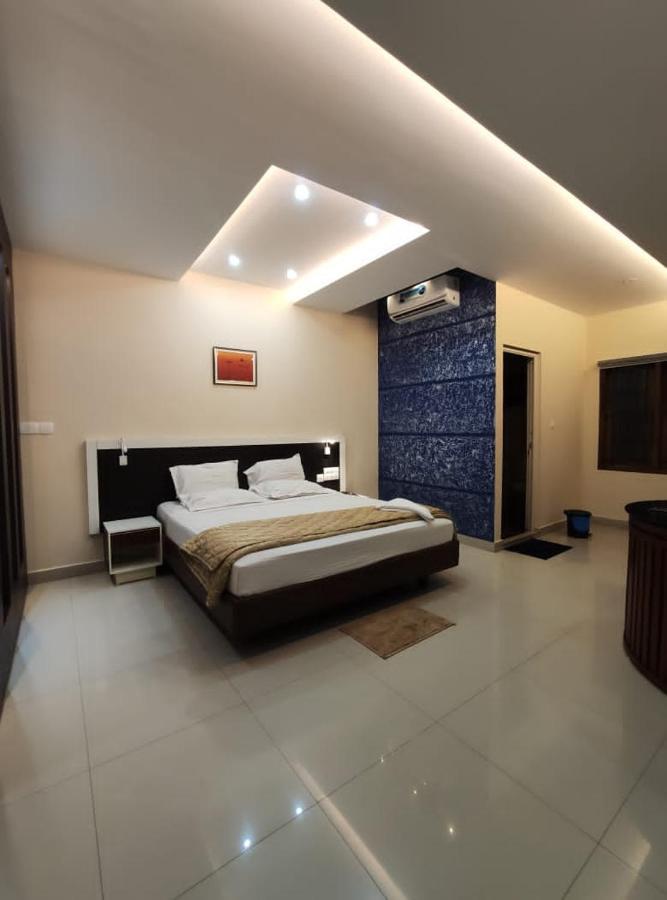Issacs Regency Hotel Sultan Bathery Exterior foto