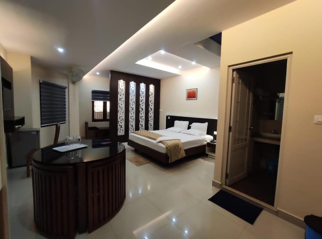 Issacs Regency Hotel Sultan Bathery Exterior foto