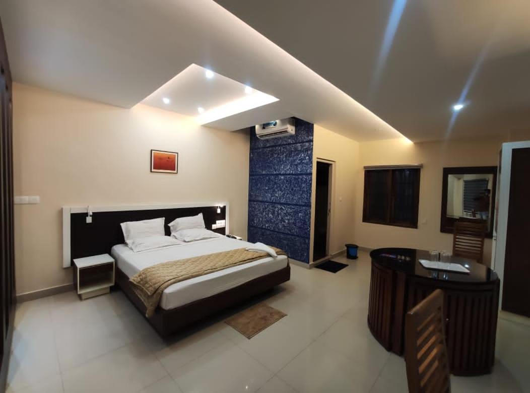 Issacs Regency Hotel Sultan Bathery Exterior foto