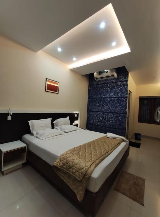 Issacs Regency Hotel Sultan Bathery Exterior foto