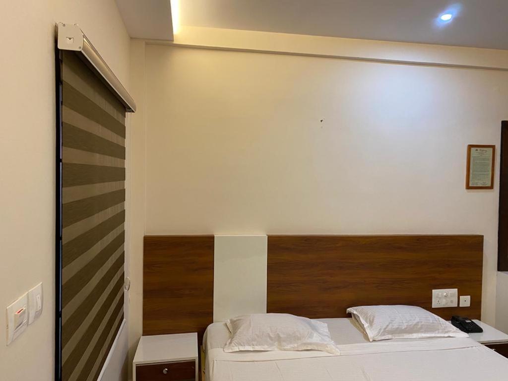 Issacs Regency Hotel Sultan Bathery Exterior foto