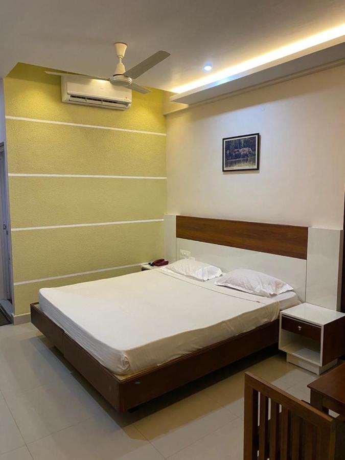 Issacs Regency Hotel Sultan Bathery Exterior foto