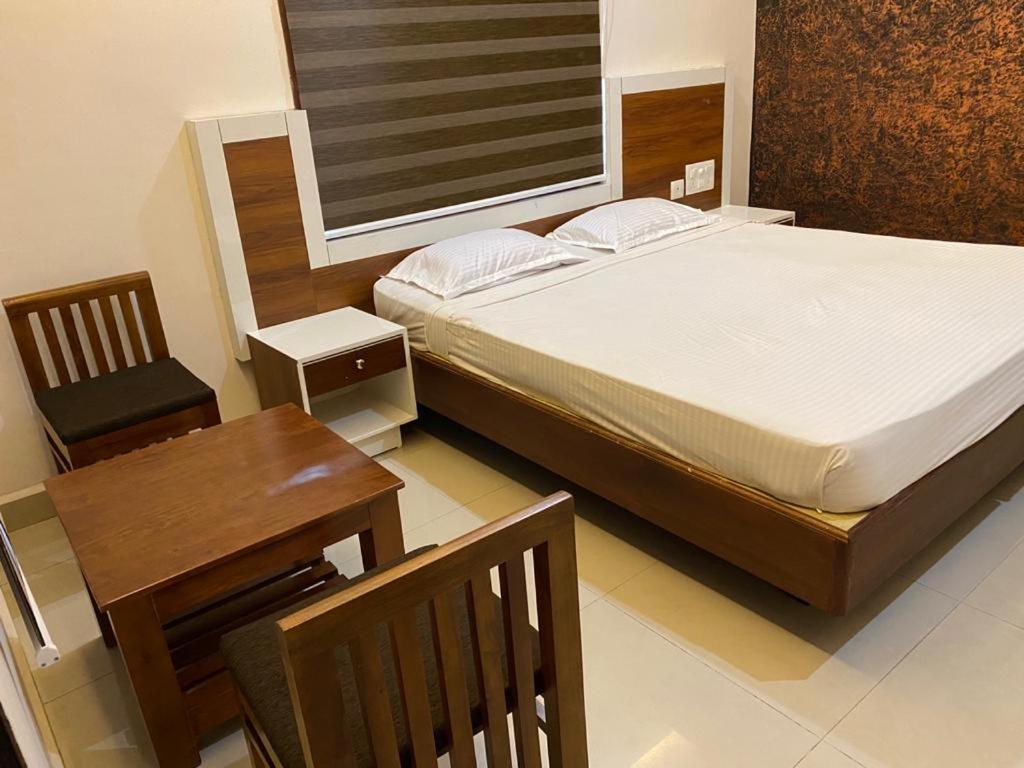 Issacs Regency Hotel Sultan Bathery Exterior foto