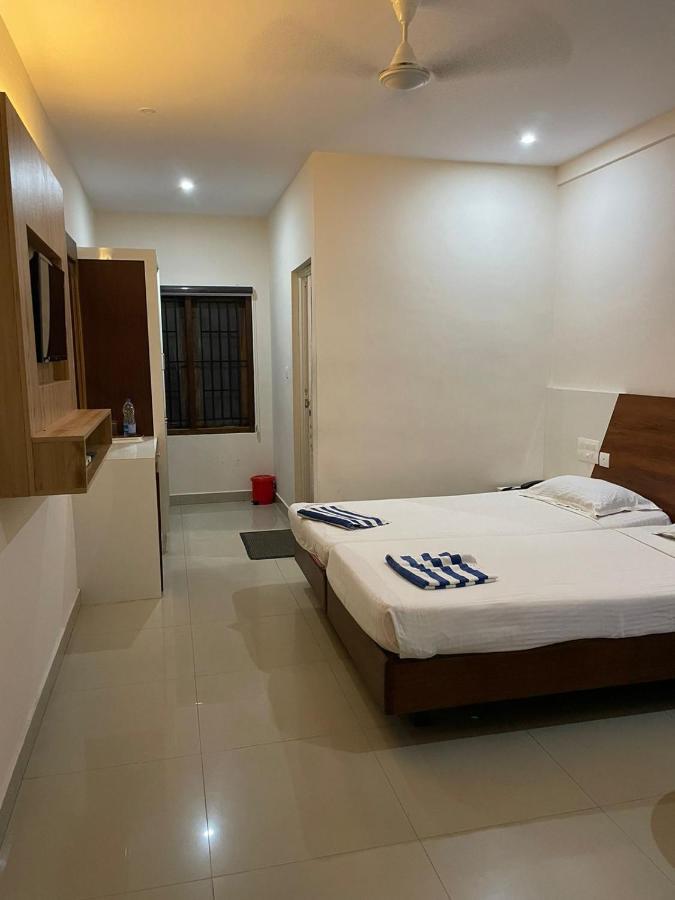 Issacs Regency Hotel Sultan Bathery Exterior foto