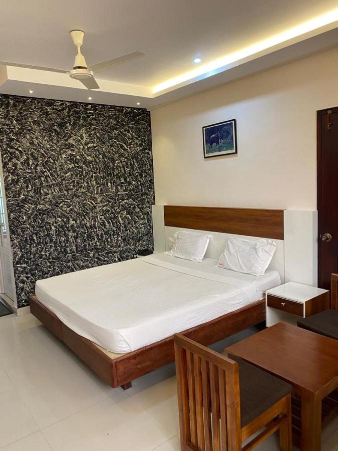 Issacs Regency Hotel Sultan Bathery Exterior foto