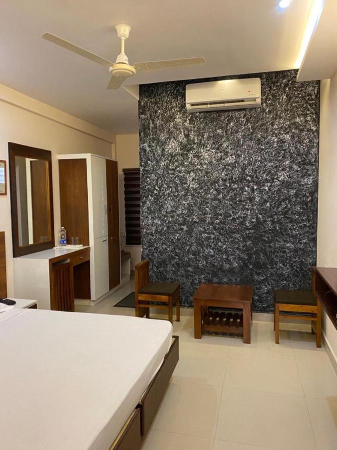 Issacs Regency Hotel Sultan Bathery Exterior foto