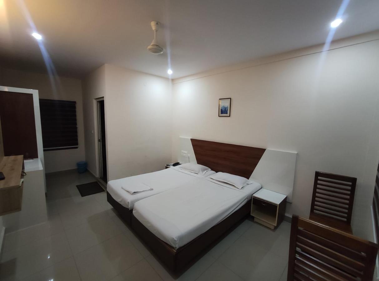 Issacs Regency Hotel Sultan Bathery Exterior foto